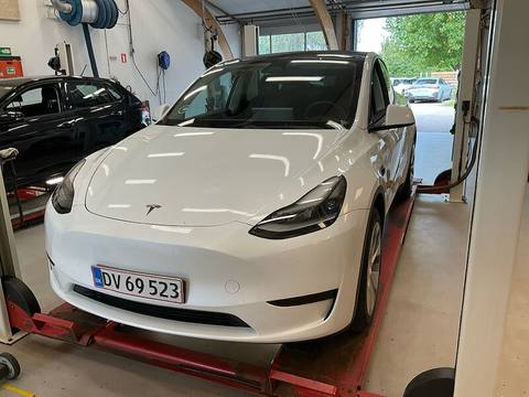 Tesla Model Y 2023 z Danii